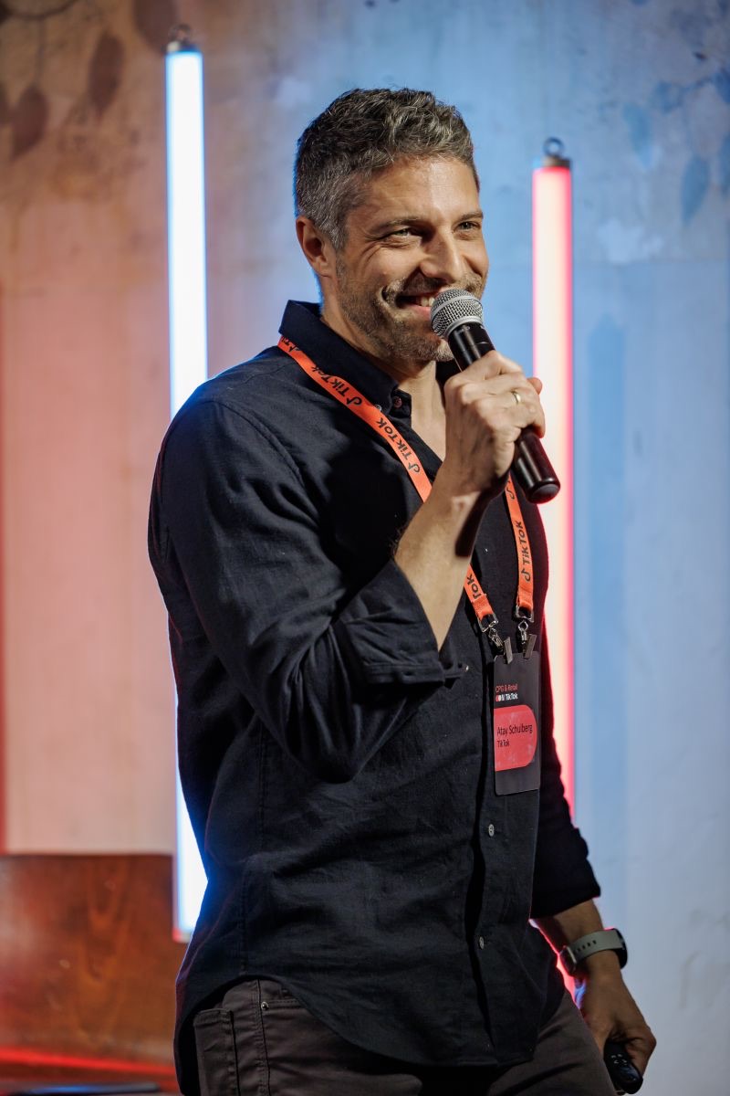 עתי שולברג מרצה על במה באירוע TikTok